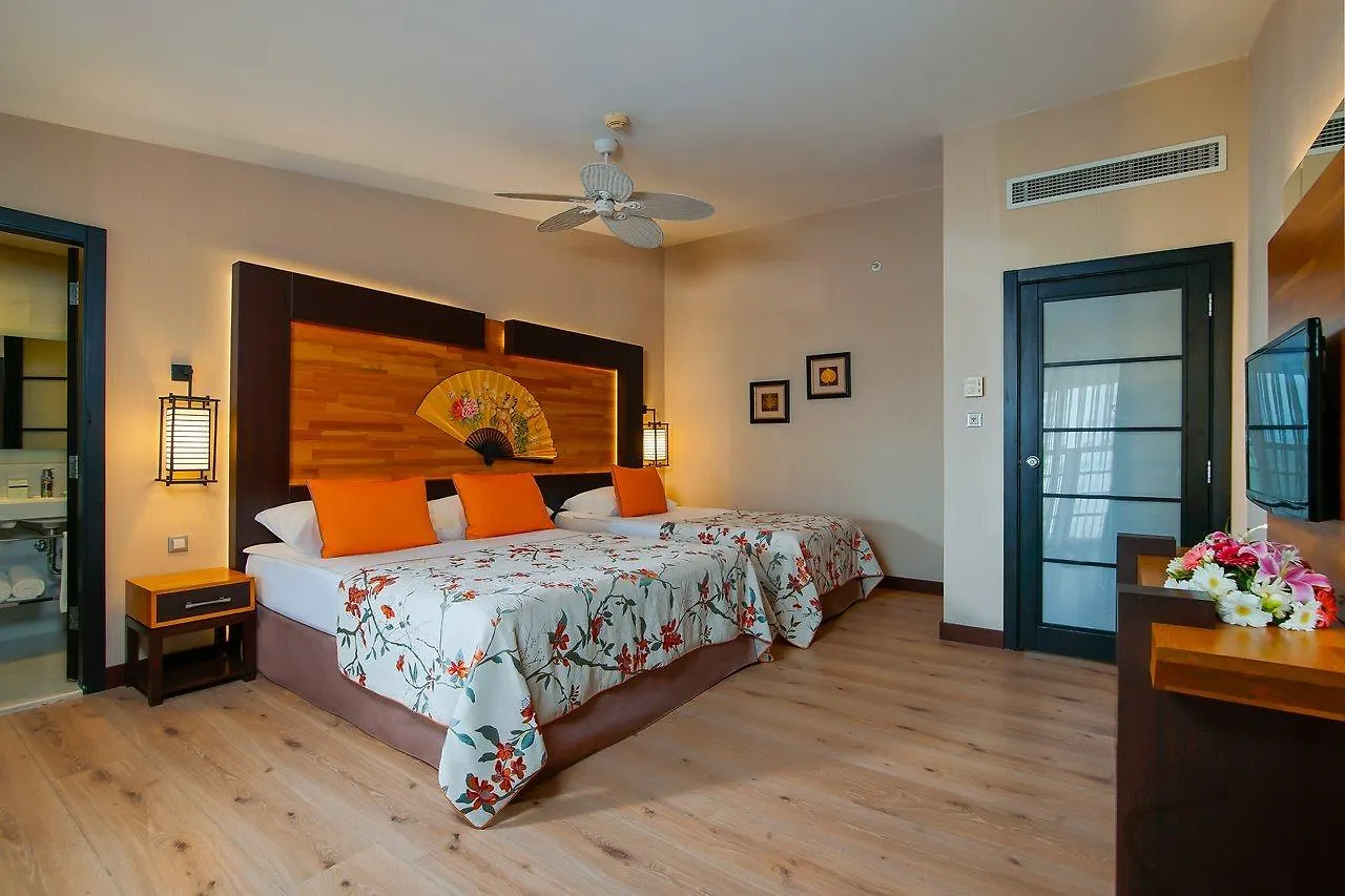 Limak Lara Deluxe Hotel & Resort Antalya 5*,
