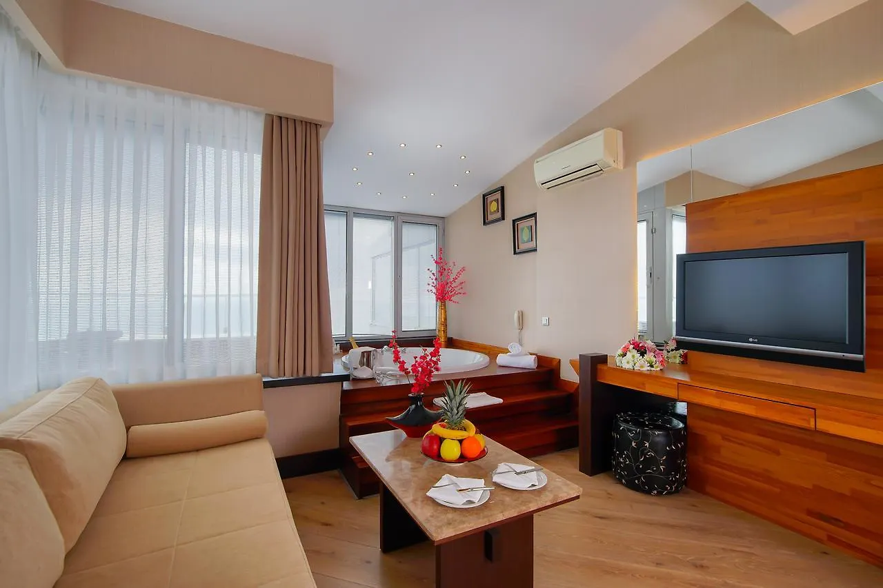 Limak Lara Deluxe Hotel & Resort אנטליה